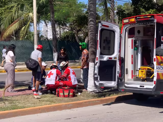Mujer adulta se desvanece por presunto golpe de calor en la Periférica Norte.