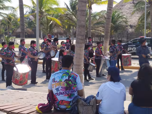 En el evento se congregó a batucadas y bailarines así como familiares, lo que generó aglomeraciones