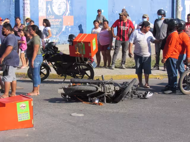 La motociclista tuvo que ser trasladad hasta el hospital
