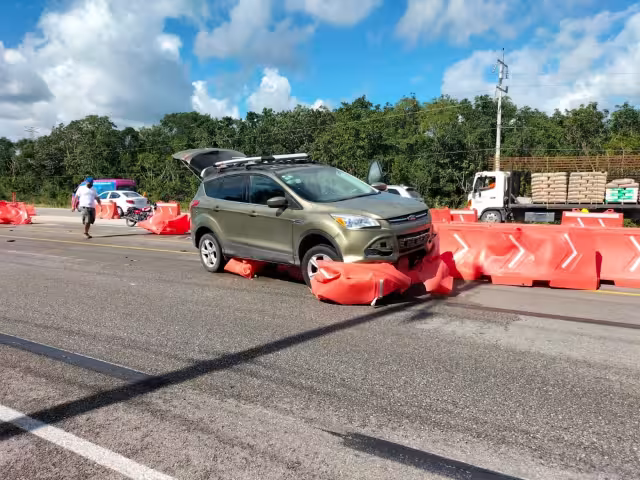 El automóvil sobre una de las vallas de contención y arrastró otras luego de impactarse con ellas en la carretera Playa del Carmen-Tulum