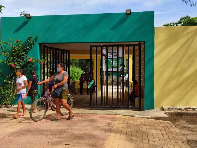 El maestro habría golpeado a una niña en la boca, denunciaron padres de familia