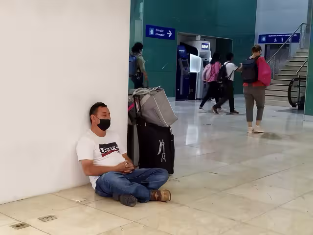 Pasajeros tuvieron que esperar en los pasillos, mientras llegaba el vuelo de la CDMX de Viva Aerobus