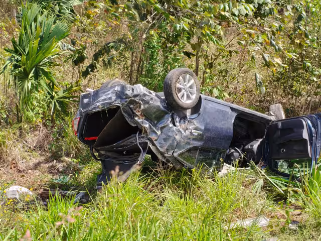 El vehículo accidentado terminó entre la maleza totalmente destrozado.