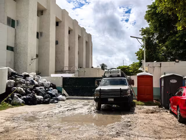 Las obras de redignificación integral del Hospital Rural IMSS-Bienestar “María del Socorro Quiroga Aguilar” avanzan sin suspender los servicios médicos.