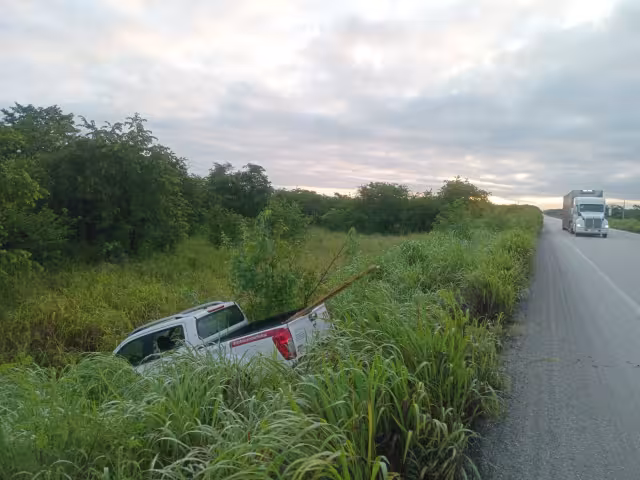 Camioneta aparece entre la maleza en Escárcega; conductor habría huido ileso