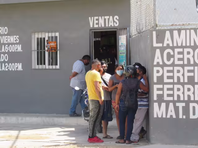 Familiares llegaron al lugar para ver al hombre que había perdido la vida minutos antes