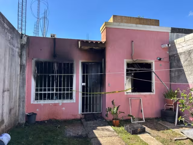 Incendio en una vivienda de Playa del Carmen deja dos hombres lesionados; uno con graves quemaduras