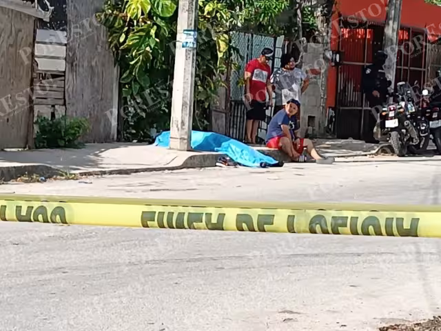 Vecinos de la Supermanzana 236 se acercaron al cuerpo pese al acordonamiento de una parte de la calle 138, donde el fallecido permaneció cubierto con una sábana