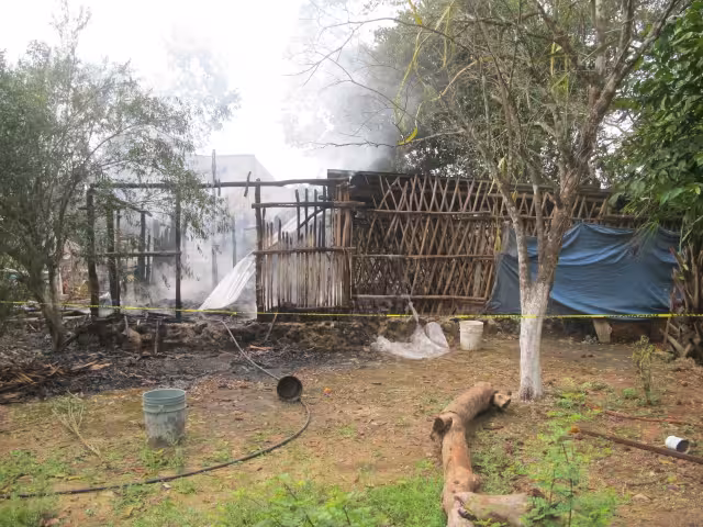 Pidieron auxilio a las autoridades así como a la brigada de protección civil para acabar con el siniestro