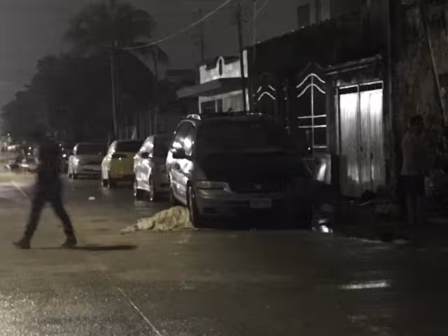 El hombre quedó tirado en la calle luego del ataque armado