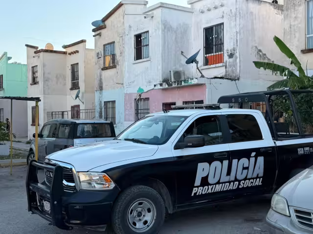 Elementos policiacos llegaron al domicilio para resguardar la zona.