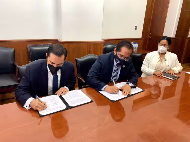 Mauricio Vila firmó el acuerdo con el rector de la UACH