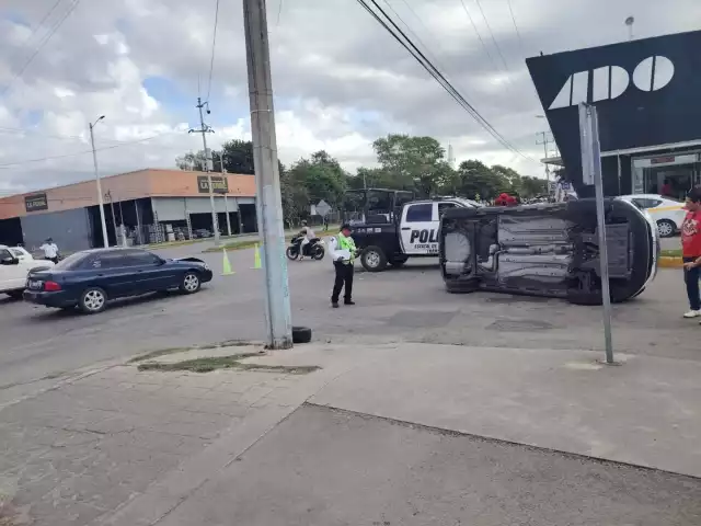 Paramédicos de la Cruz Roja atendieron a la mujer debido a las lesiones provocadas por el impacto