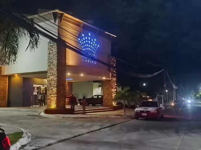 La mujer recibió ayuda de los paramédicos de la Cruz Roja y fue trasladada a un hospital