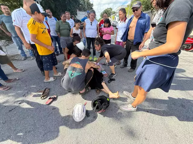 El fuerte impacto causó que la mujer y su hija salieran proyectadas al pavimento