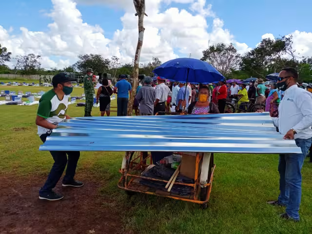 Fueron 624 paquetes los que se entregaron a familias de bajos recursos en el municipio Foto: Luis Manuel Pech Sánchez