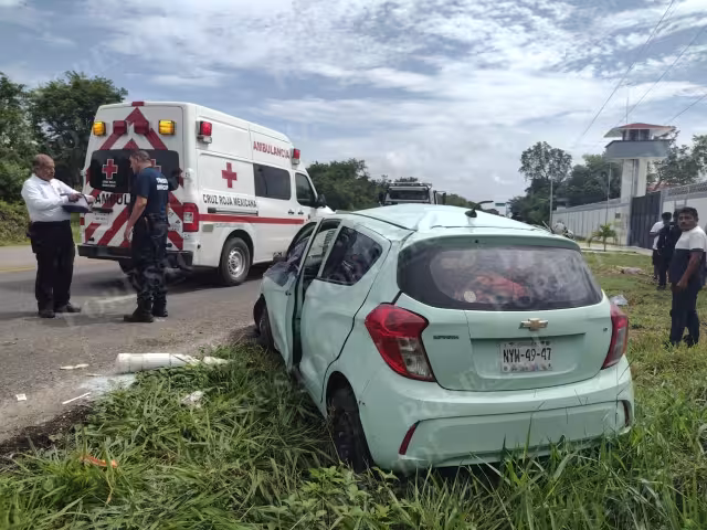 Una familia originaria del Estado de México volcó su unidad en la carretera de Tulum al municipio de Felipe Carrillo Puerto, donde una menor perdió la vida
