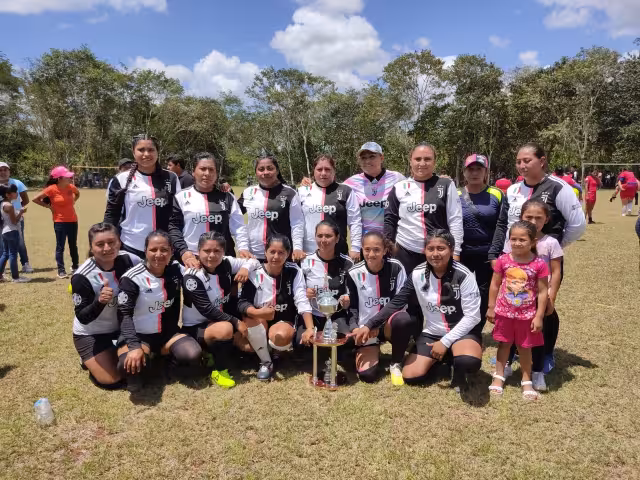 Las ganadoras presumen su trofeo