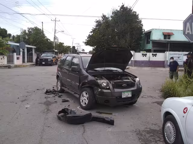 La camioneta fue impactada por un automóvil Kia placas YYY-587-D que circulaba de Norte a Sur sobre la 32