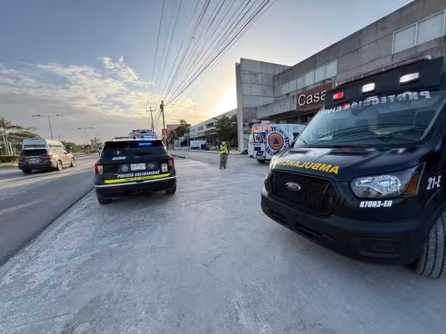 Como consecuencia del impacto, una pasajera en la combi resultó lesionada y fue trasladada a un hospital
