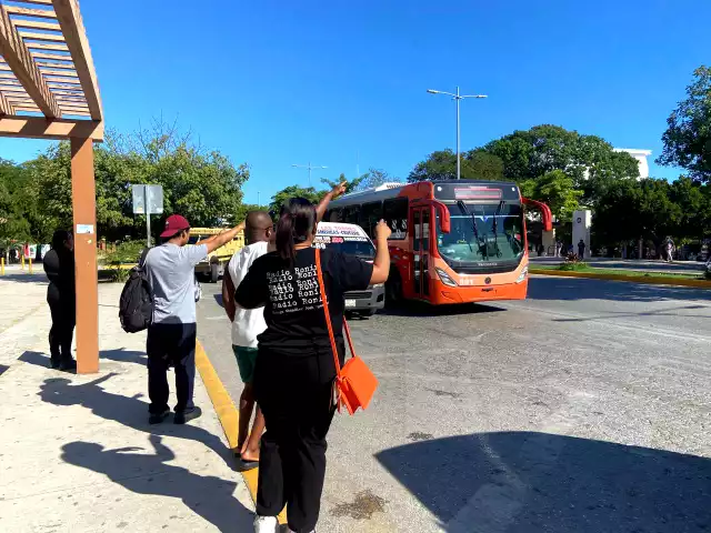 Caos vial en Cancún por falta de camiones y abusos en el transporte