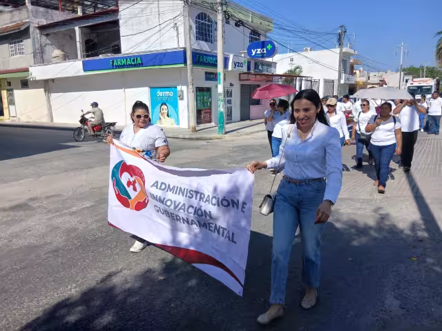 Autoridades saludan a contingentes en el Día del Trabajo