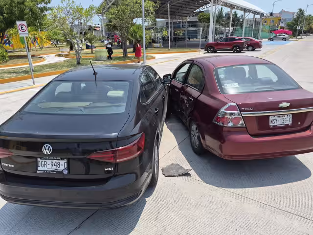 Fuerte choque entre dos vehículos particulares genera caos vial en la colonia Obrera.