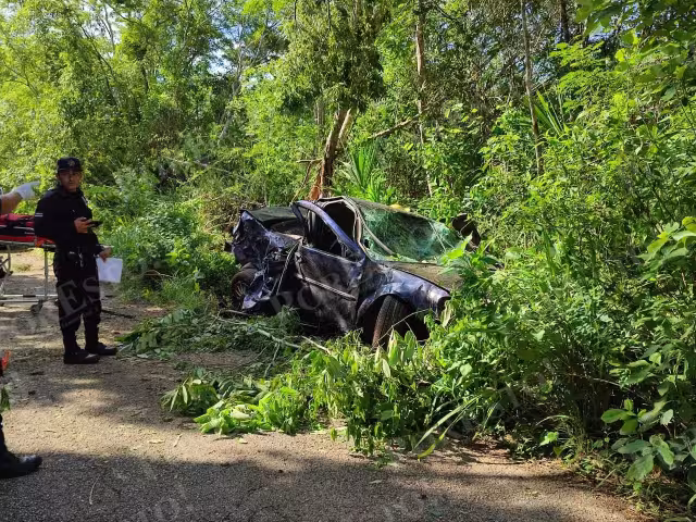 Al parecer el auto giró uno cien metros y los pasajeros salieron disparados de este. Foto: Gaspar Ruiz