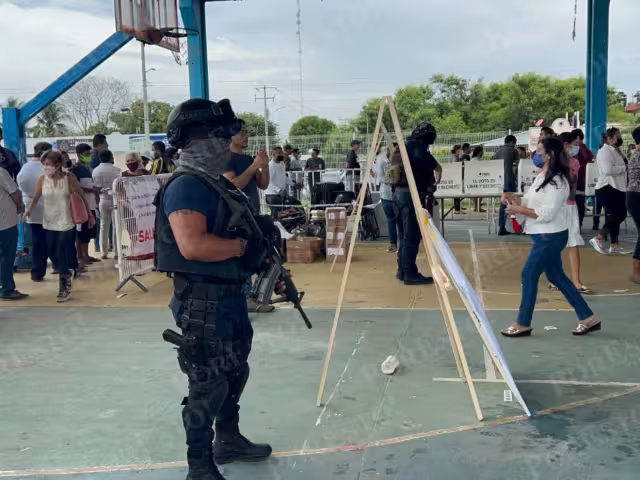 Elementos de la Semar se quedaron a vigilar el Domo de la colonia Hábitat 1 Chetumal luego de la alerta de una bomba en el sitio
