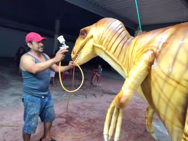 Rolly mencionó que las figuras las produce y las envía a distintos puntos internacionales. Foto: David Collí / Por Esto!