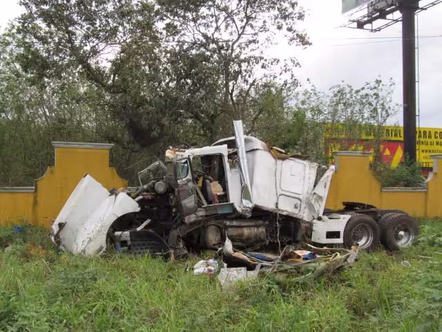 El tráiler quedó totalmente destrozado