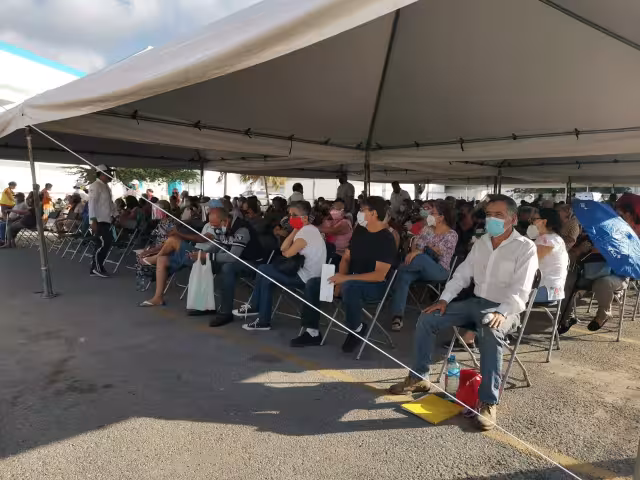 Los adultos mayores espe5raron su turno