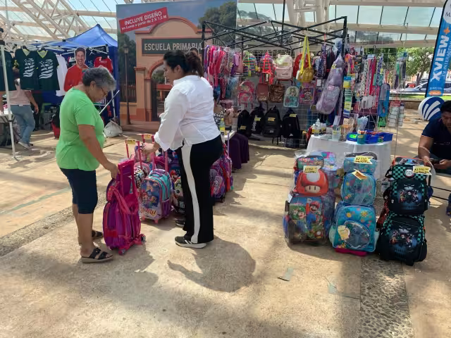 La Feria de Regreso a Clases 2025 se realiza en la Concha Acústica con más de 25 comerciantes locales.