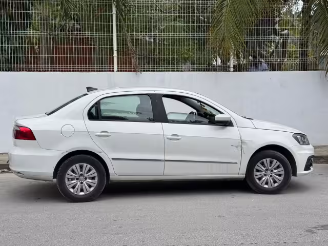 El vehículo con el que habrían cometido el ataque armado los sospechosos.