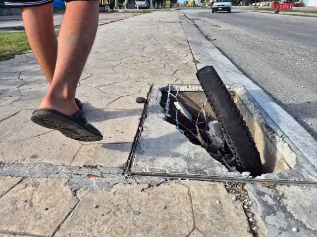 Un registro de la CFE expuesto en el malecón de Champotón representa un riesgo para transeúntes.