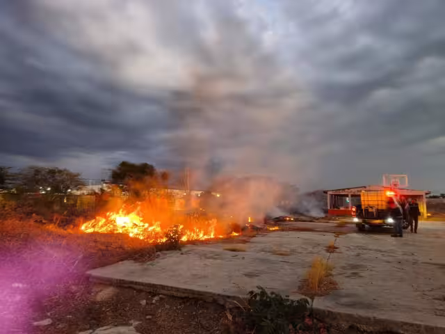 Protección Civil y Bomberos acudieron para controlar el fuego en el plantel.