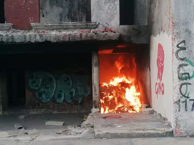 El fuego volvió a aparecer en este inmueble abandonado de Cancún.