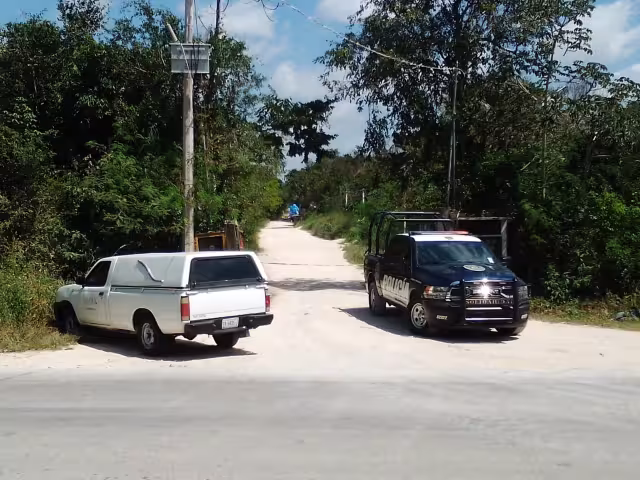 Una unidad de la Policía bloqueó el acceso de la zona donde se halló el cuerpo en Playa del Carmen