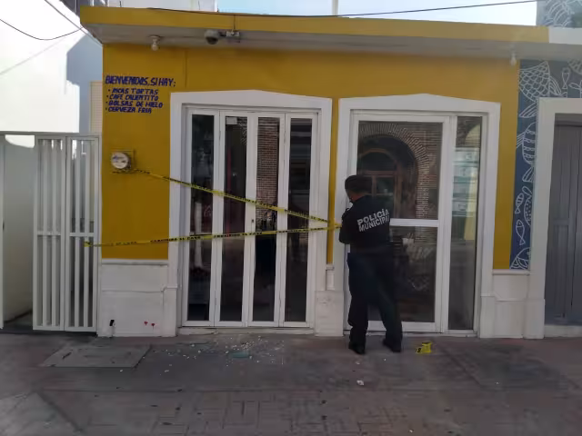 Una vecina del lugar se percató que el cristal se encontraba roto, por lo que procedió a informarle a la propietaria del establecimiento