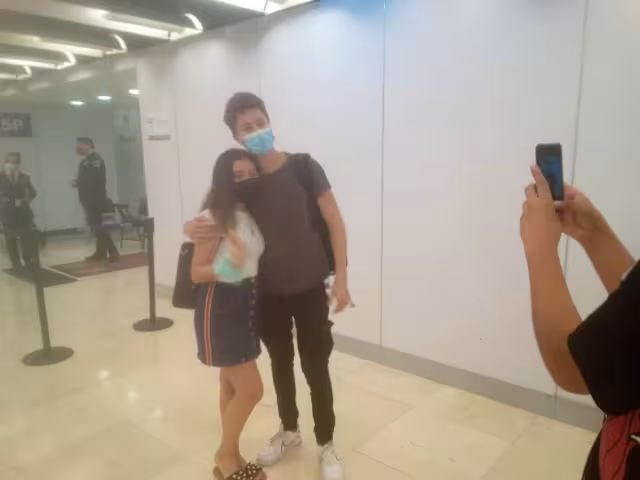 Más de 25 chicas fueron las que sorpresivamente se acercaron al creador de contenido