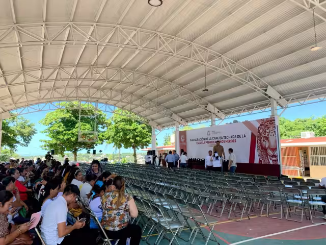 Después de 15 años de gestiones, fue inaugurada la cancha techada de la Primaria Niños Héroes en Campeche.