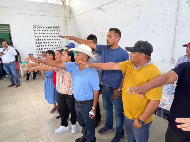 El nuevo comisario y otros funcionarios tomaron protesta.