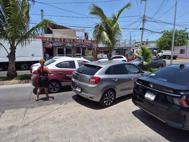 Conductora provoca choque con taxi al intentar estacionarse en la Morelos