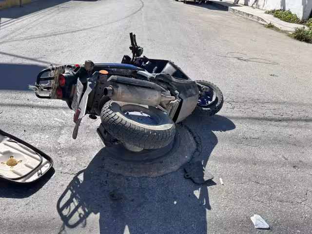 La motocicleta quedó en el lugar donde se dio el encontronazo.
