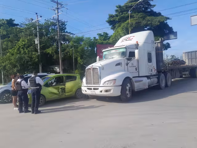 Un tráiler impactó un automóvil Chevrolet Spark en las avenidas Solidaridad y Justo Sierra Méndez, causando solo daños materiales