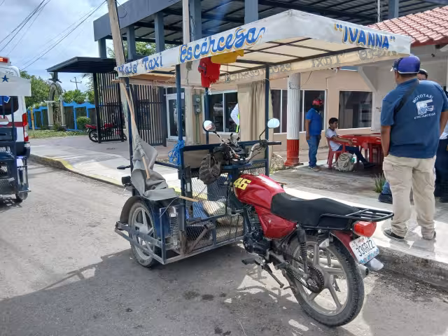 Mototaxi se volcó tras atropellar a un perro en la colonia Revolución.