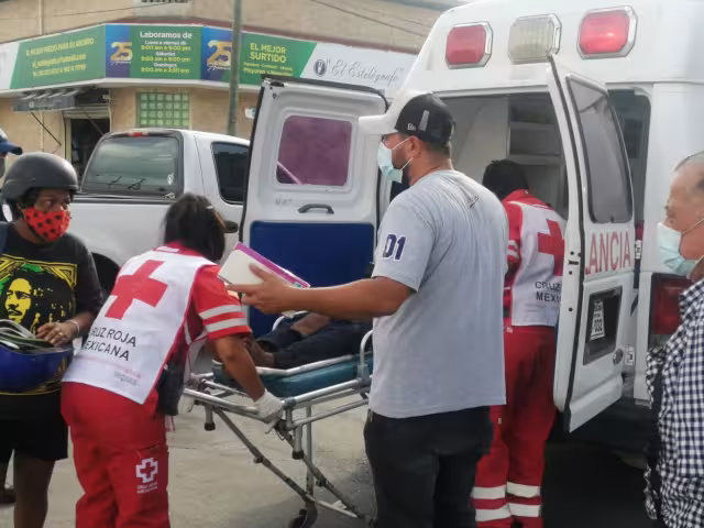 El motociclista cayó al pavimento y quedo tendido debajo de la camioneta