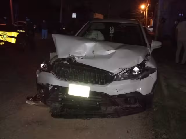 La camioneta terminó con varios daños
