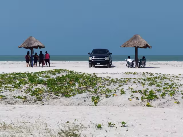 Semáforo amarillo no afecta la presencia de bañistas en playas de Ciudad del Carmen