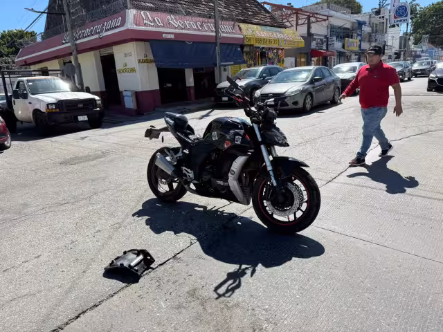 Una motocicleta y un taxi se vieron involucrados en un accidente vial en calles de la colonia Centro de Ciudad del Carmem